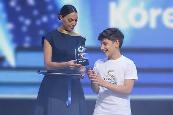 Laptop or Smartphone as a Reward